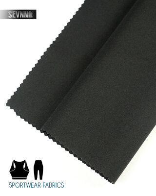 Tkaniny funkcjonalne zaprojektowane w celu zachowania trwałości koloru i stabilności wymiarowej, idealne do powtarzalnego prania przemysłowego i intensywnego użytkowania.