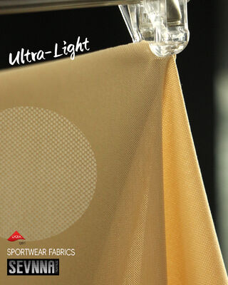 Lekka tkanina lycra o masie 135 g, szerokości 158 cm i 45% nylonu + 55% kompozycji lycra dla lepszego komfortu