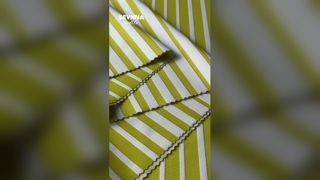 Wytrzymały materiał do noszenia do jogi, wykonany w 58% z poliestru pochodzącego z recyklingu, rozciągliwy w 4 kierunkach i odprowadzający wilgoć